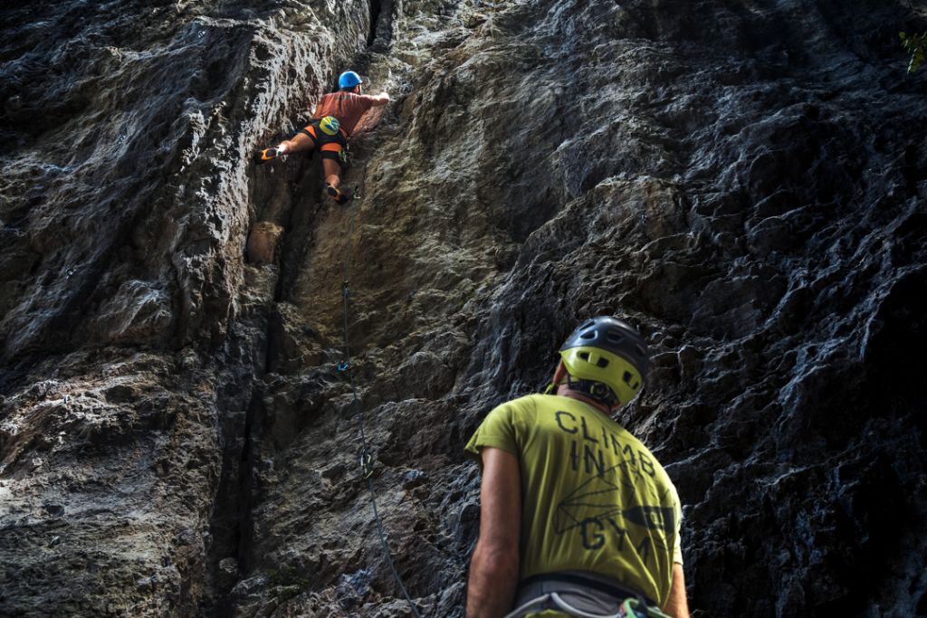 Via di arrampicata vista dal basso con assicuratore