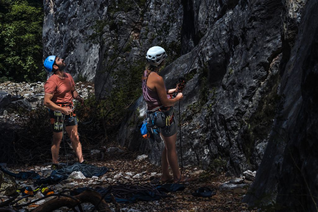 Due arrampicatori alla base della falesia
