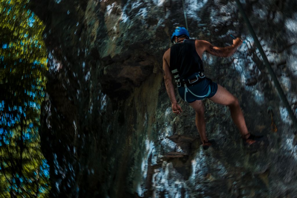 Arrampicatore in parete, effetto mosso