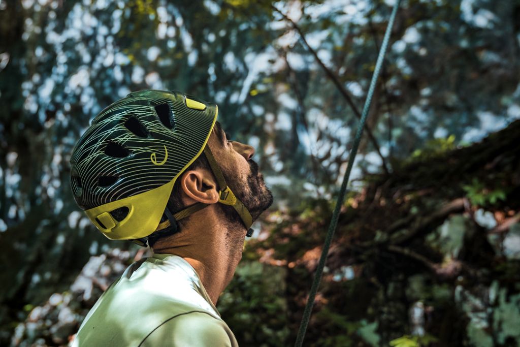 Profilo di arrampicatore con casco che guarda in alto