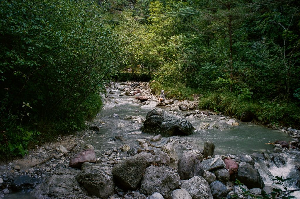 Torrente di montagna tra le rocce