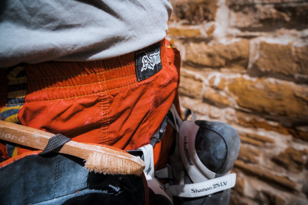 Pantaloncini arancio con spazzola e scarpette