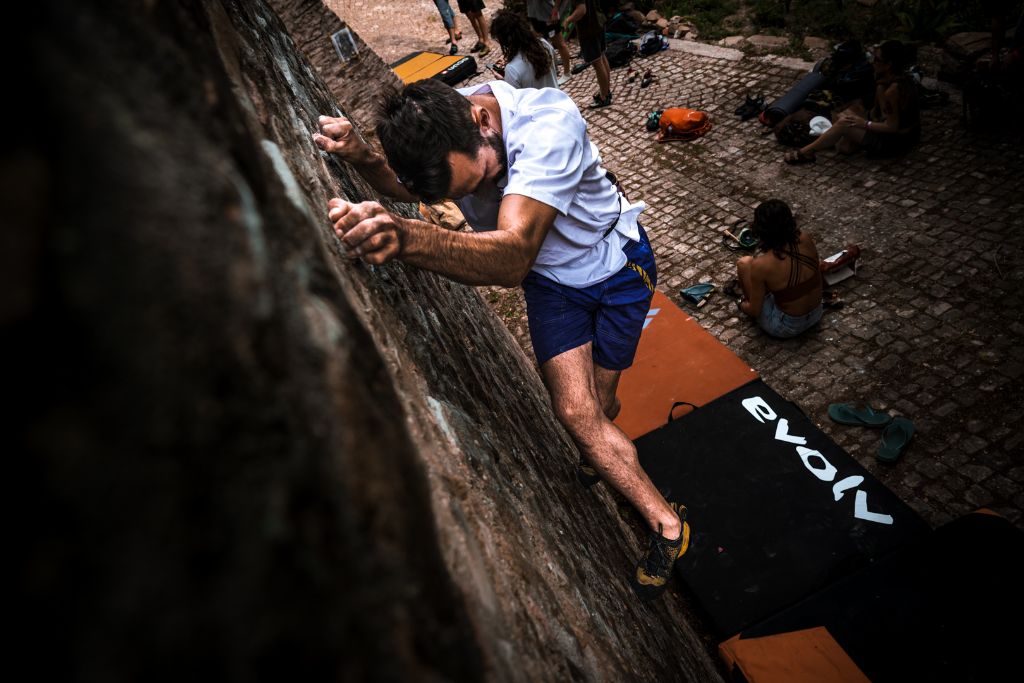 Boulder urbano su materasso con pantaloncini blu