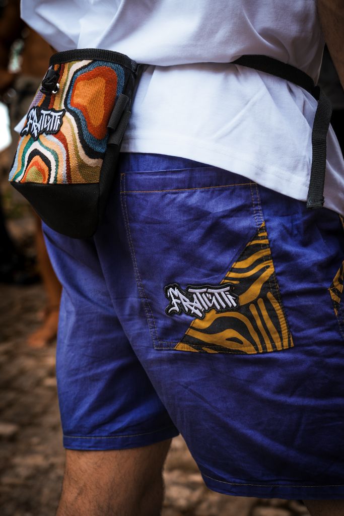 Pantaloncini blu con sacchetto porta magnesite al fianco