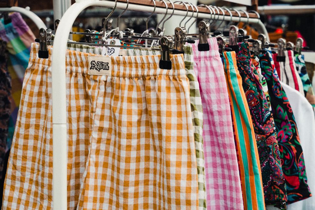 Pantaloncini Fra_tutti appesi allo stand