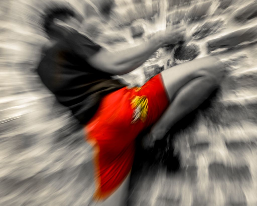 Zoom mosso con pantaloncini rossi su bianco e nero