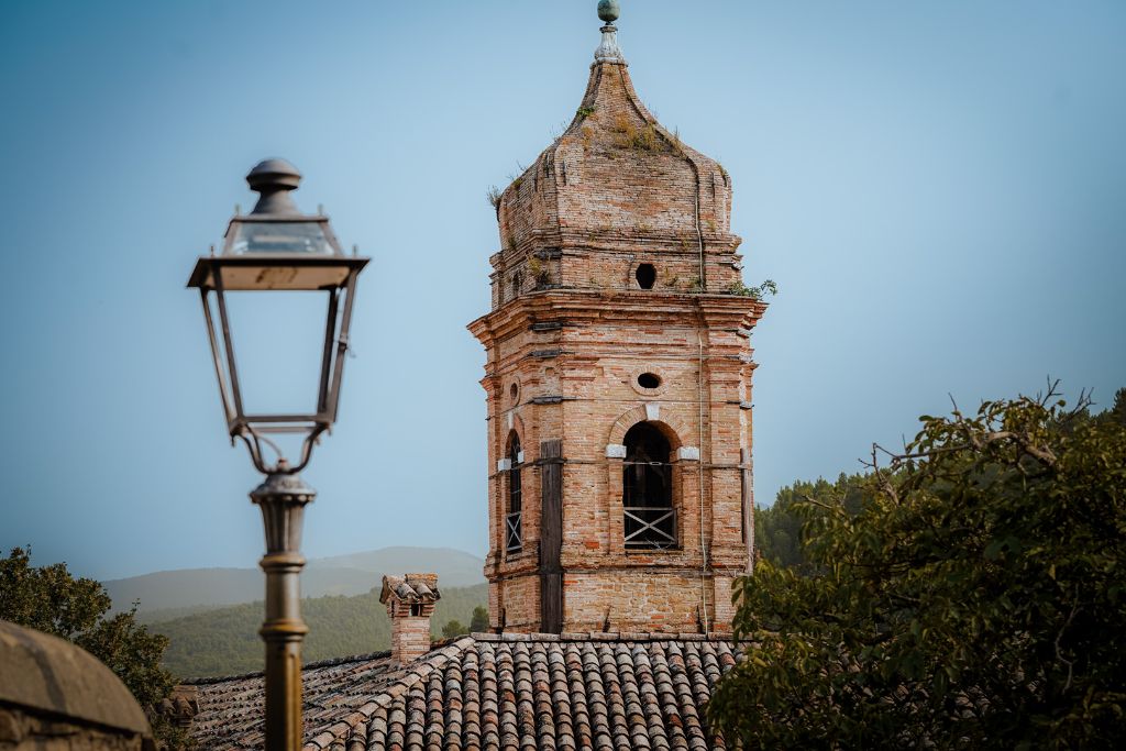 Campanile di Frasassi con lampione