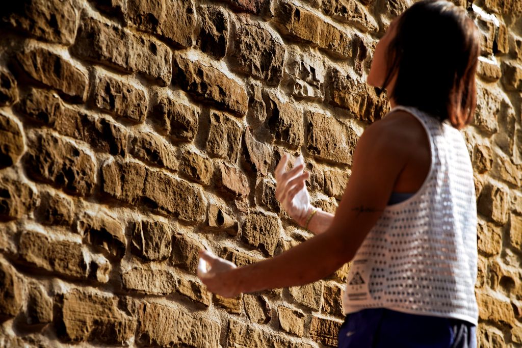Jain Kim legge il muro prima della salita