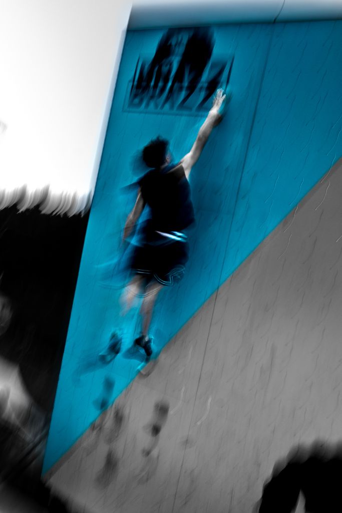 Salita sul muro Brazz, zoom mosso in blu