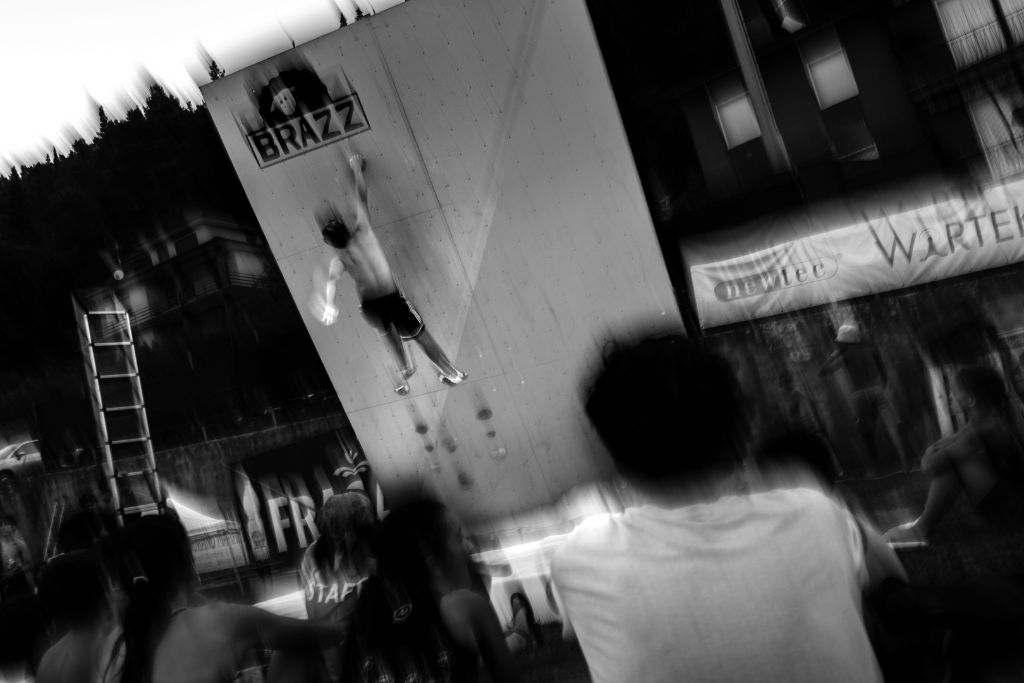 Pubblico e salita sul muro Brazz, bianco e nero mosso