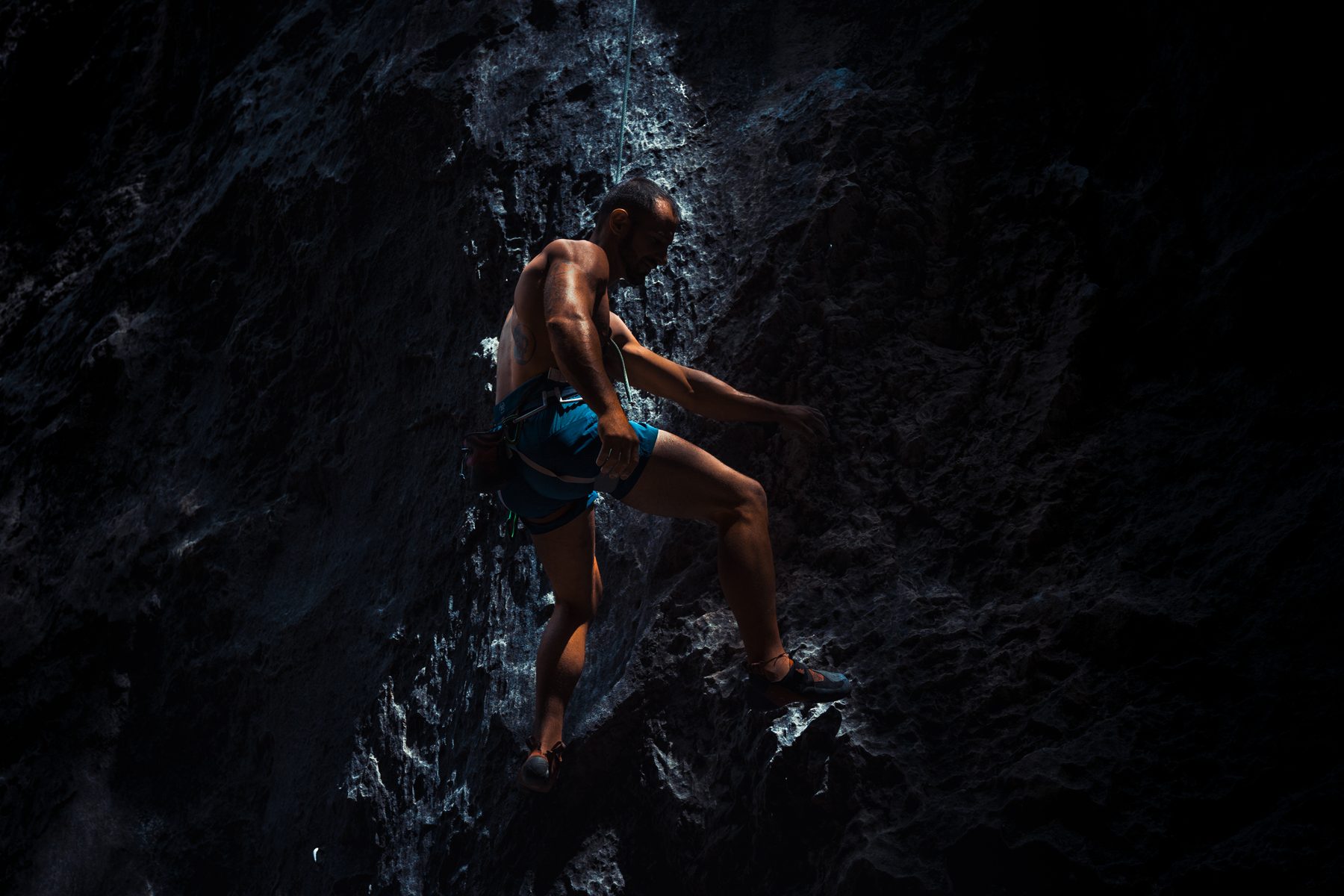 Arrampicatore in parete al crepuscolo