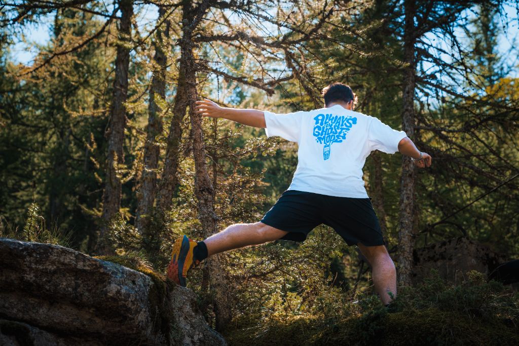 Corsa tra le rocce con la maglia Lazy Ghost, logo Always Ghost Mode sulla schiena