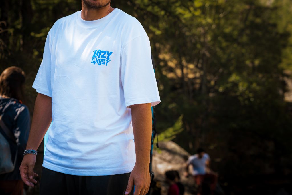 Maglia bianca Lazy Ghost, dettaglio del logo sul petto