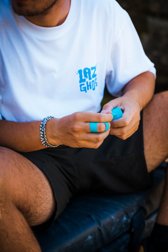 Tape azzurro Lazy Ghost applicato sulle dita
