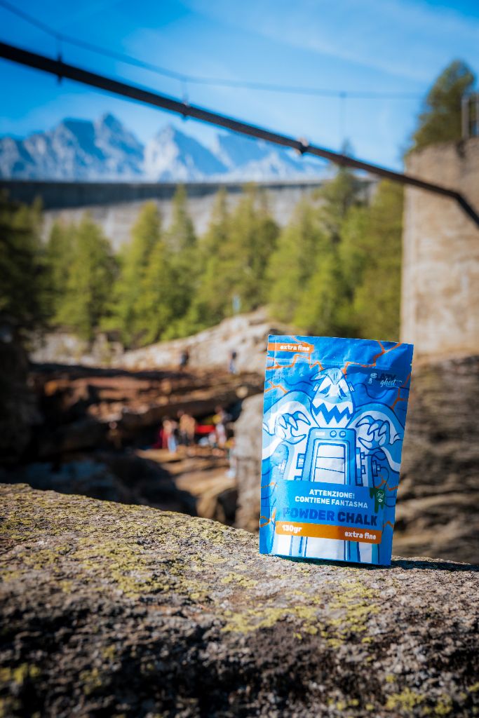 Busta Powder Chalk Lazy Ghost con le montagne sullo sfondo
