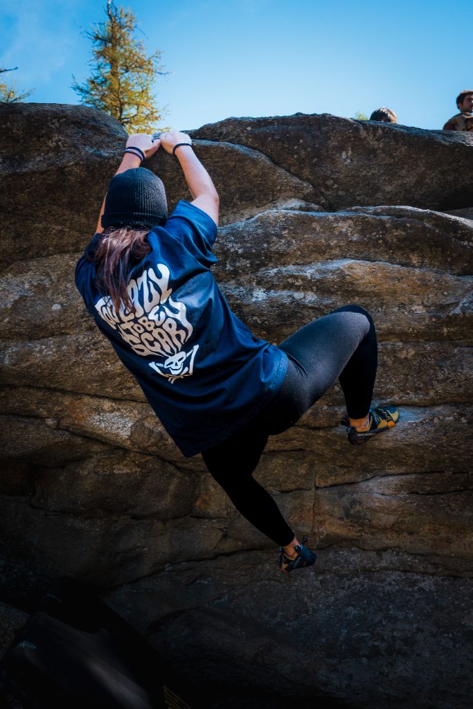 Boulder con maglia blu Lazy Ghost e berretto