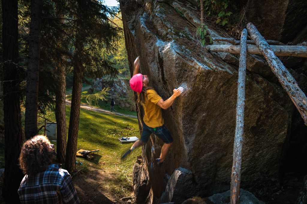 Boulder nel bosco con maglia gialla e cappellino rosa