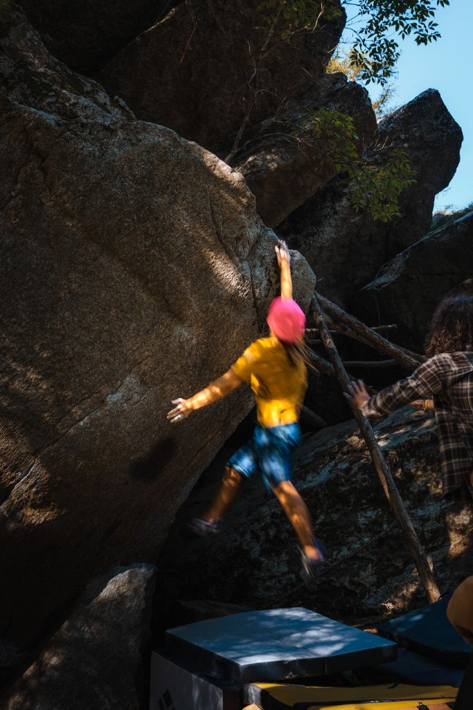 Salto verso la presa, effetto mosso, maglia gialla