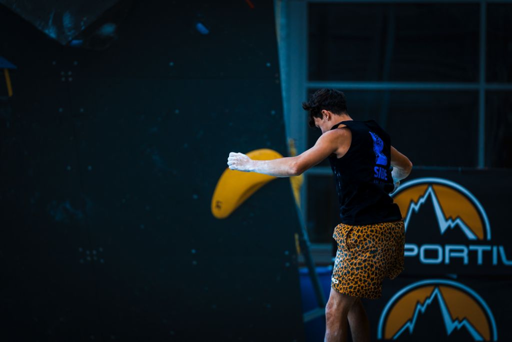 Atleta in attesa davanti al muro, pantaloncini leopardati