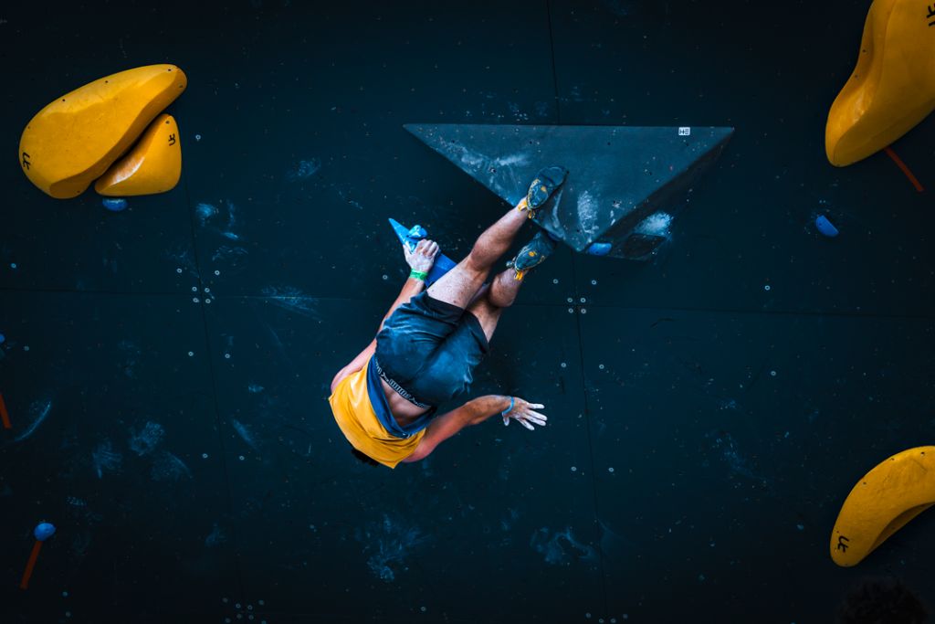 Atleta sul volume visto dall’alto, prese gialle