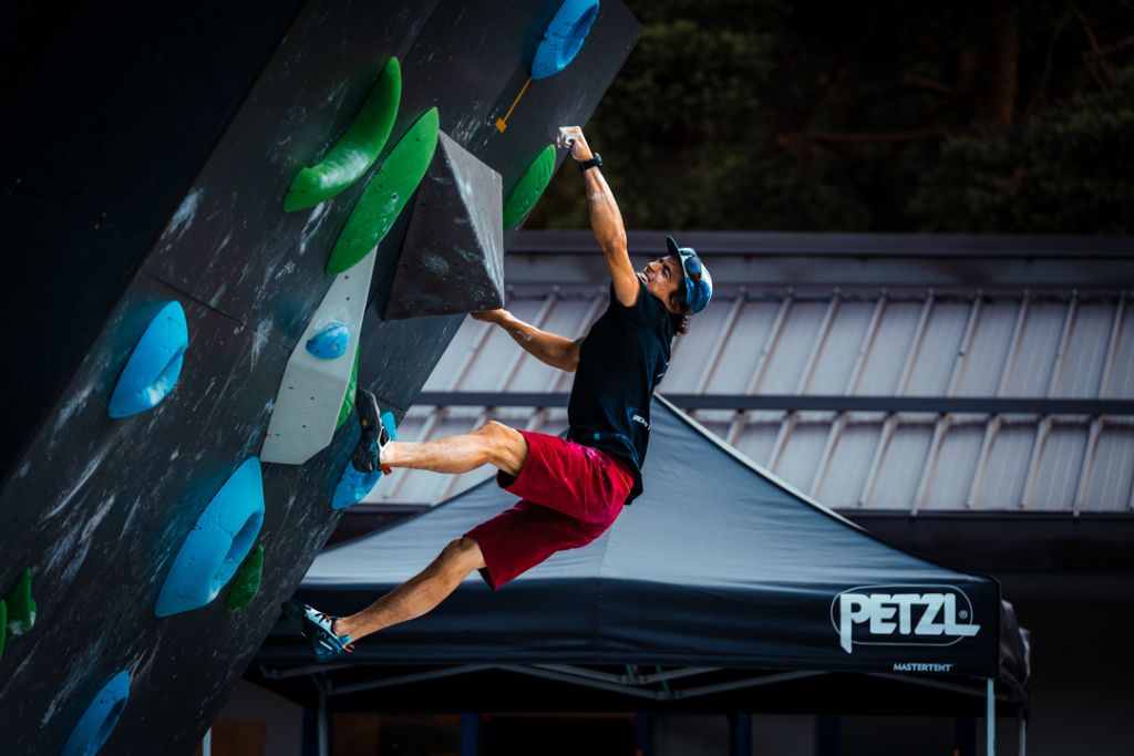 Atleta in strapiombo sopra il gazebo Petzl