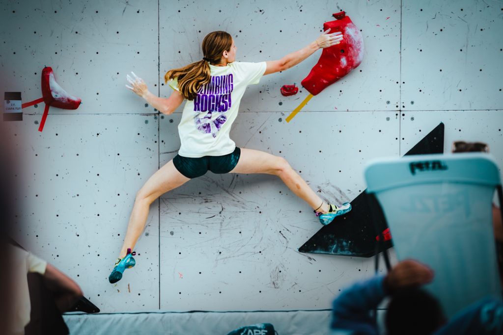Spaccata in gara, maglia Climbing Rocks